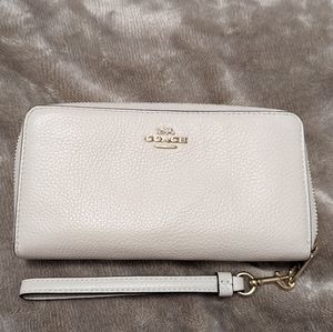 Coach Outlet Pebble Leather Clutch Wallet